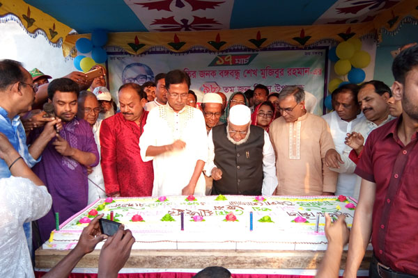 বাগেরহাটে ৯৮ পাউন্ড ওজনের কেক কেটে বঙ্গবন্ধুর জন্মদিন পালন