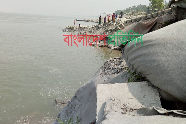 সিরাজগঞ্জে বাঁধ ধসে ৪০ মিটার এলাকা বিলীন