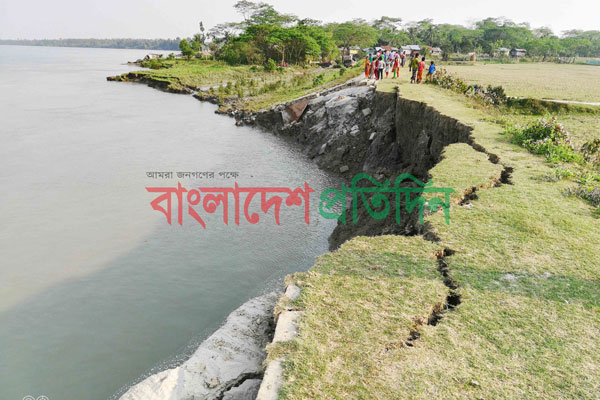 শরণখোলায় পাউবোর বাঁধে ধস, ৩০০মিটার নদী গর্ভে