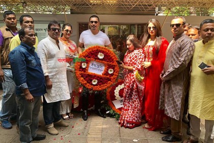 বঙ্গবন্ধুর প্রতিকৃতিতে চলচ্চিত্র শিল্পী সমিতির শ্রদ্ধা