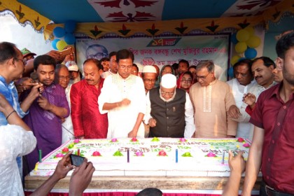 বাগেরহাটে ৯৮ পাউন্ড ওজনের কেক কেটে বঙ্গবন্ধুর জন্মদিন পালন