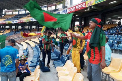 পুলিশের সামনেই লঙ্কান সমর্থকদের হামলার শিকার বাংলাদেশি দর্শকরা! (ভিডিও)