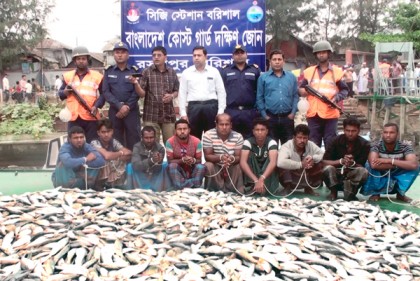 বরিশালে ১৯৫ মন জাটকা বোঝাই ট্রলারসহ আটক ৯