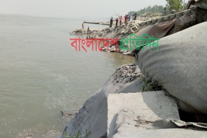 সিরাজগঞ্জে বাঁধ ধসে ৪০ মিটার এলাকা বিলীন
