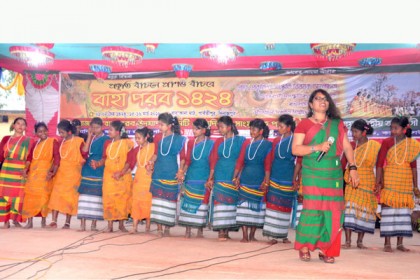 দিনাজপুরে 'বাহা' উৎসবে মেতেছে সাঁওতালরা
