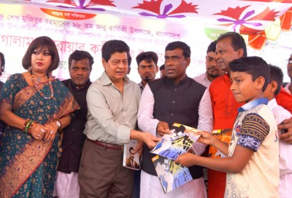 মুন্সীগঞ্জে ৫ শতাধিক শিক্ষার্থীর মধ্যে বঙ্গবন্ধুর অসমাপ্ত আত্মজীবনী বিতরণ
