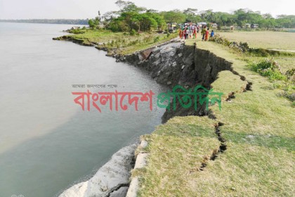 শরণখোলায় পাউবোর বাঁধে ধস, ৩০০মিটার নদী গর্ভে