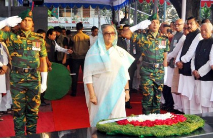 বঙ্গবন্ধুর প্রতিকৃতিতে প্রধানমন্ত্রীর শ্রদ্ধা