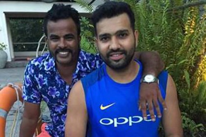 ফাইনালের আগে ভক্তের বাড়িতে রোহিত