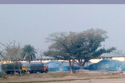 বগুড়ায় খোলা আকাশের নিচে ৯ হাজার টন ইউরিয়া

