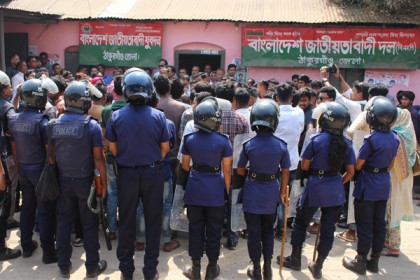 ঠাকুরগাঁওয়ে বিএনপি'র বিক্ষোভে পুলিশের বাধা