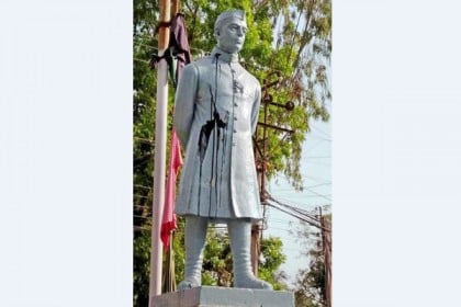 নেহরুর মূর্তিতে কালি