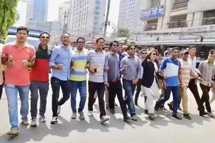 খালেদার জামিন স্থগিতের প্রতিবাদে ছাত্রদলের ঝটিকা মিছিল