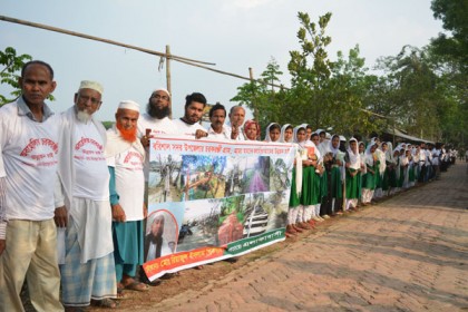 সড়ক সংস্কারের দাবিতে চরকাউয়া এলাকায় মানববন্ধন
