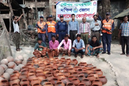 পাথরঘাটায় ১ লাখ চিংড়ির পোনাসহ ৫ জেলে আটক