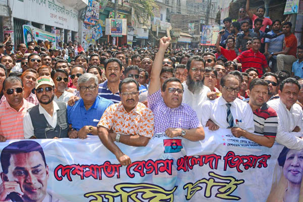 খালেদা জিয়ার মুক্তির দাবিতে বগুড়ায় বিএনপির বিক্ষোভ সমাবেশে

