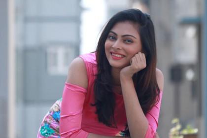 এবার মেকআপরুমে অভিনেত্রীর নাগিন নাচ!(ভিডিও)