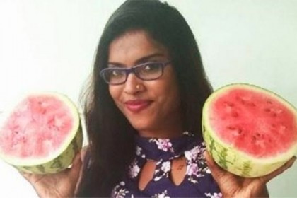 শিক্ষকের বিরুদ্ধে তরমুজ নিয়ে বিক্ষোভ!