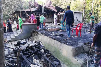 শরণখোলায় অগ্নিকাণ্ডে দুই বসতঘর পুড়ে ছাই