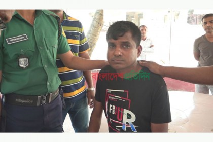 খুলনায় 'ভুয়া' বিসিএস ক্যাডার আটক