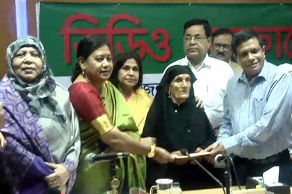 কুমিল্লায় ৬ বীর নারীকে অনুদান 