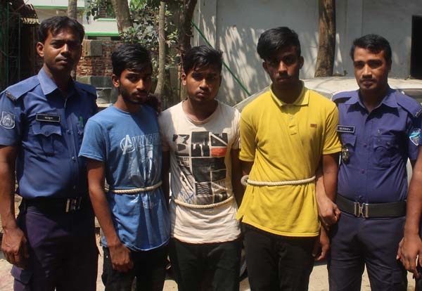 শিক্ষক পেটানোর মামলায় ৩ ছাত্রকে গ্রেফতার