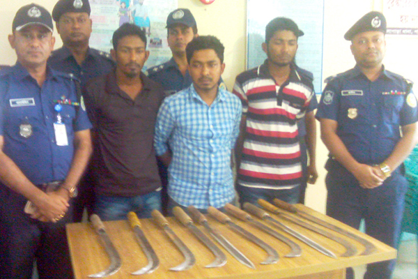 কলাপাড়ায় দেশীয় অস্ত্রসহ আটক ৩