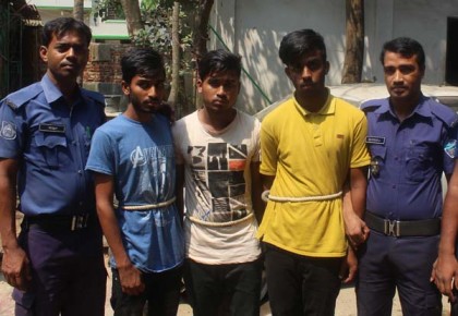 শিক্ষক পেটানোর মামলায় ৩ ছাত্রকে গ্রেফতার