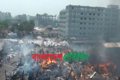 গাজীপুরে ঝুটের গুদামে আগুন