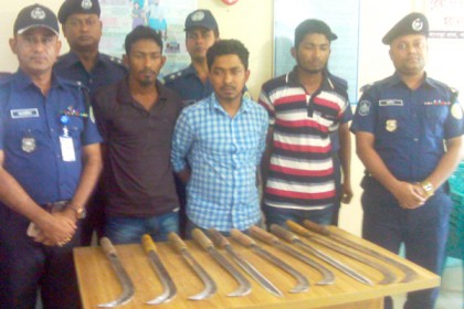 কলাপাড়ায় দেশীয় অস্ত্রসহ আটক ৩