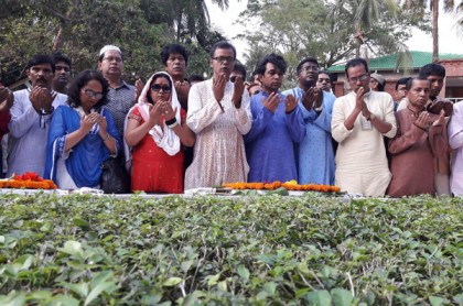 জাতির পিতার সমাধিতে ঢাকা সাংবাদিক ইউনিয়ন নেতৃবৃন্দের শ্রদ্ধা 