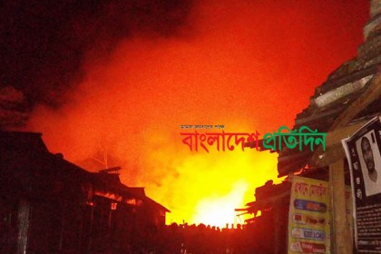 হাতিয়ায় দুর্বৃত্তদের আগুনে অর্ধশত দোকানঘর পুড়ে ছাই
