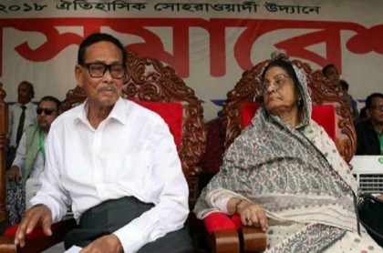 রওশনের গান শুনে মুচকি হাসলেন এরশাদ