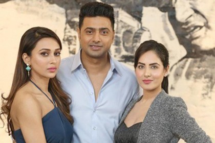 হঠাৎ ভারত ছাড়ছেন দেব! 