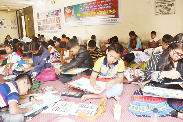 স্বাধীনতা দিবস উপলক্ষে দিনাজপুরে শিশুদের চিত্রাংকন প্রতিযোগিতা 