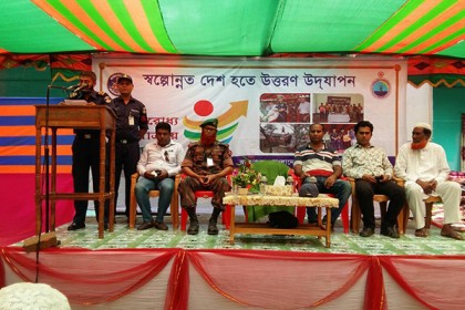 জেলেদের মাঝে কোস্টগার্ডের লাইফ জ্যাকেট বিতরণ 