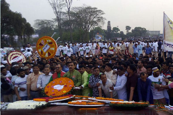 স্লোগানে মুখরিত জাতীয় স্মৃতিসৌধে জনতার ঢল