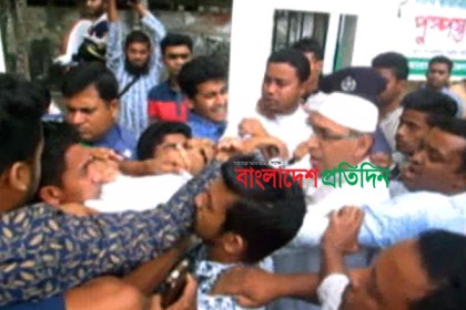 বরিশালে শহীদ মিনারে ফুল দেওয়া নিয়ে ছাত্রলীগের দু'গ্রুপের সংঘর্ষ 

