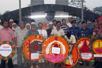 মোরেলগঞ্জে মুক্তিযোদ্ধা স্মৃতিস্তম্ভে সর্বস্তরের শ্রদ্ধা