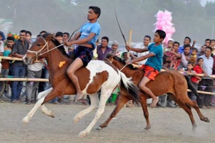 দিনাজপুরে ঐতিহ্যবাহী ঘোড় দৌড় প্রতিযোগিতায় মানুষের ঢল 
