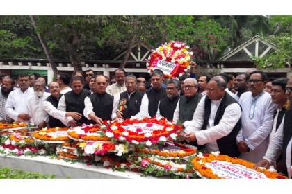 টুঙ্গীপাড়ায় বঙ্গবন্ধু'র সমাধিতে কেন্দ্রীয় আওয়ামীলীগের শ্রদ্ধা