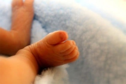 সদ্যোজাত কন্যাসন্তানকে দোতলা থেকে ফেলে দিল মা