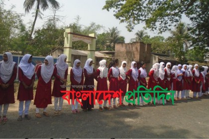 মেহেরপুরে স্কুলছাত্রীকে ফিরে পেতে মানববন্ধন