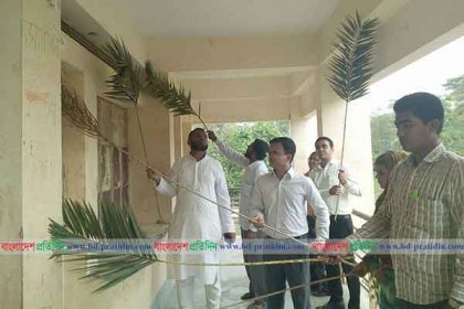 নিজ হাতে বিদ্যালয়ের টয়লেট ও কক্ষ পরিষ্কার করলেন ইউএনও 