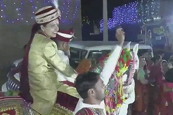 বর নয়, বিয়ে করতে ঘোড়ায় চড়ে গেলেন কনে!