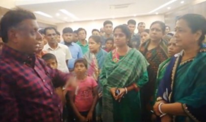 বিক্ষুব্ধ নারীদের যেভাবে শান্ত করলেন মেয়র আরিফ 