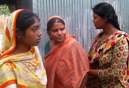 সেই নারীর বাড়িঘর পুড়িয়ে দেয়ার হুমকি