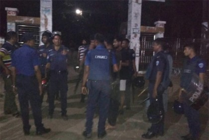 চট্টগ্রাম বিশ্ববিদ্যালয় হল থেকে বিপুল পরিমাণ দেশীয় অস্ত্র উদ্ধার, ২০ ছাত্রলীগ কর্মী আটক 