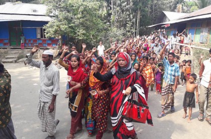 নোয়াখালীতে হত্যাকারীদের গ্রেফতার দাবিতে মানববন্ধন
