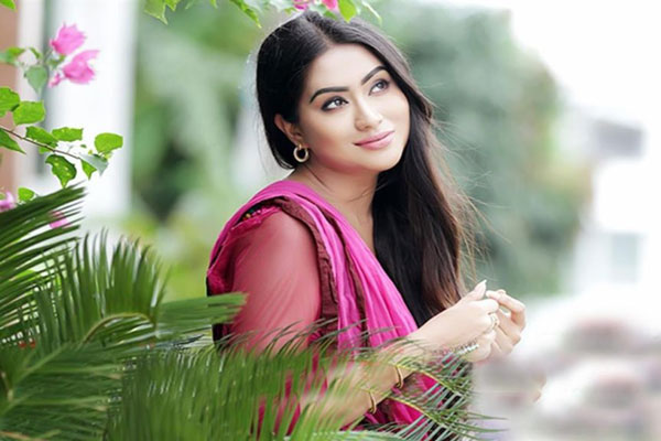 মম'র ‘শৈশবে কৈশোর’